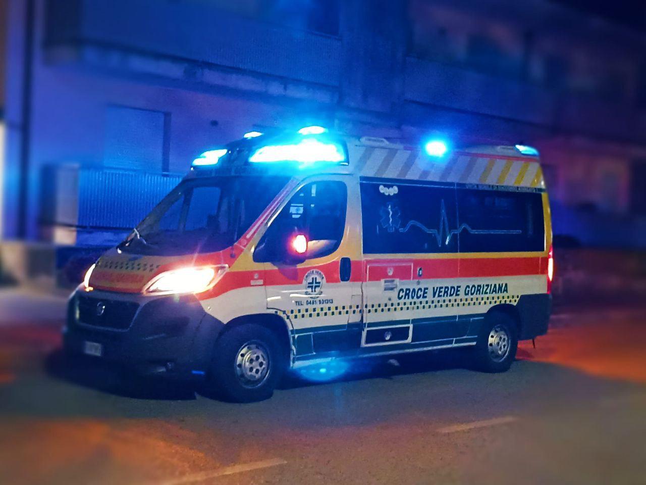 Immagine per Aquileia, finisce con l'auto nel fosso ma l'ambulanza prende fuoco